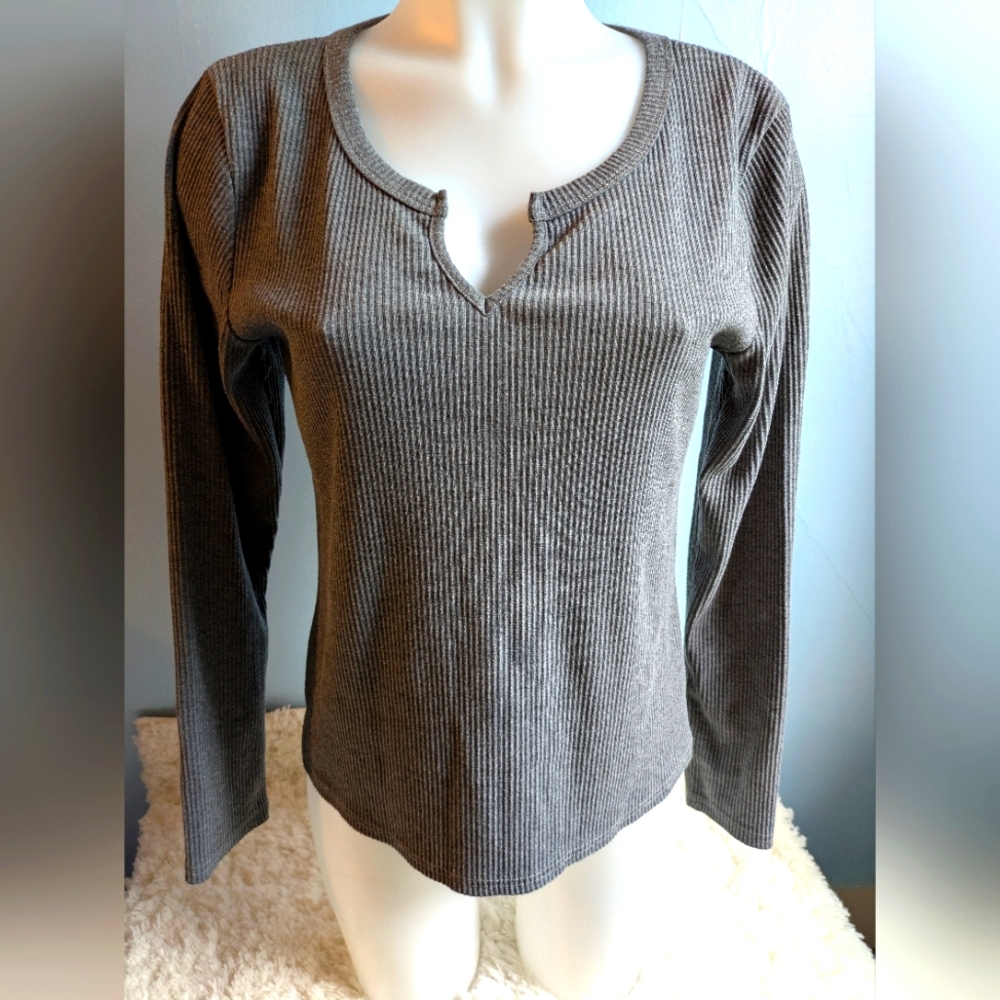 EUC Cbrand Size Medium Gray Ribbed V Neck Long Sleeve Top